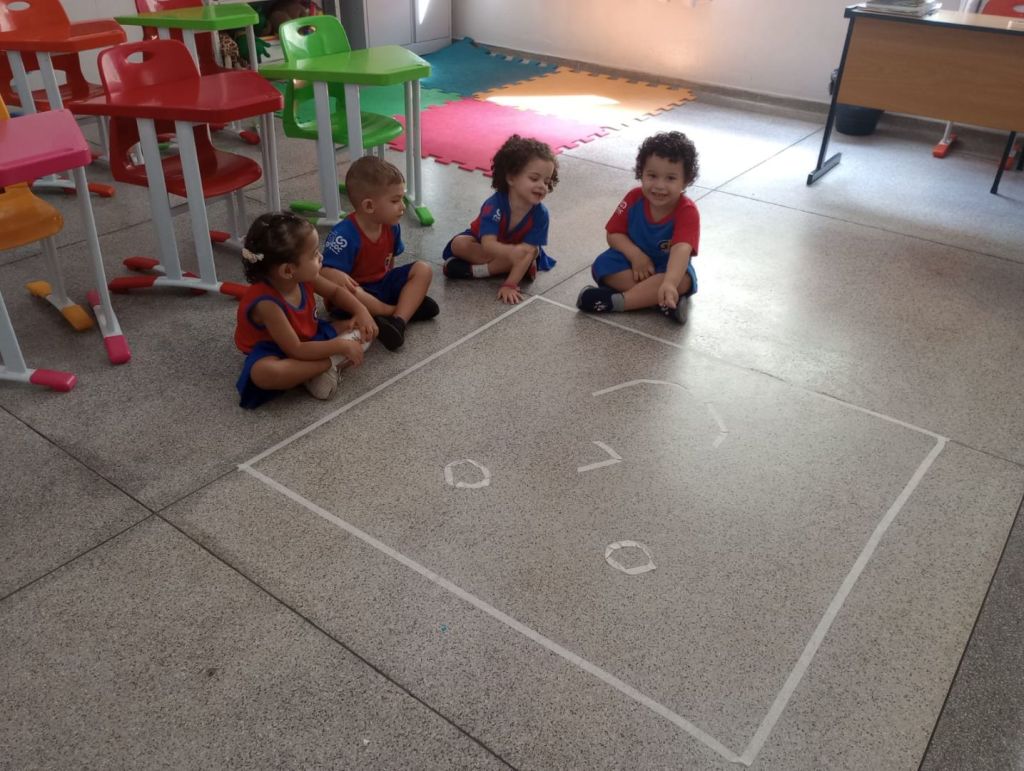 Conhecendo formas geométricas: Quadrado 1 WhatsApp Image 2025 03 11 at 16.02.22