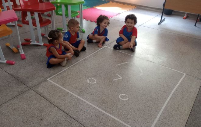 Conhecendo formas geométricas: Quadrado 4 WhatsApp Image 2025 03 11 at 16.02.22